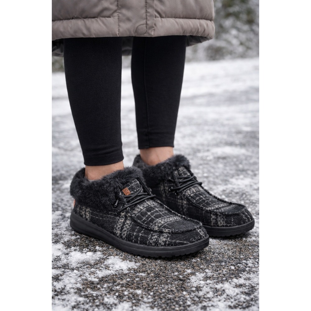 Hey Dude Women's Black Plaid Faux Fur Lined Moccasin‎ Boots Size 6